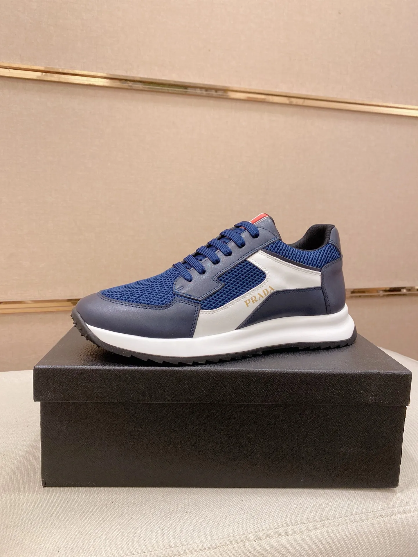 Factory price 462💰 The new PRADA (Prada) counters are launched simultaneously, new men's shoes, 😘fabrics are selected from cowhide. Lining: Mesh lining. 👍🏿 High-end ☄️ air-cushion molded anti-slip rubber outsole, exquisite lines, simple and elegant, comfortable and high-end for leisure travel. Number of yards: 38 to 44. Can be ordered for 45 non-refundable